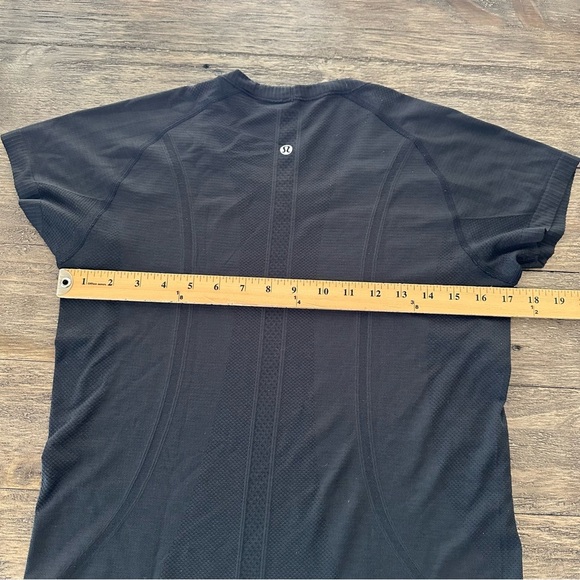 Lululemon Size 10 Run Swiftly Tech Short sleeve Top Shirt Longer length Black - Picture 4 of 5